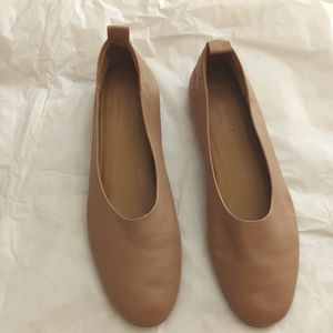 Everlane The Day Glove In Tan Size 8.5 Buttery soft leather. Molds to foot.